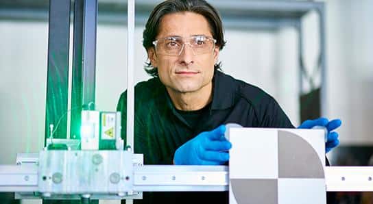 Une technologie à votre service Un expert utilisant la technologie de pointe pour recalibrer la caméra d'un véhicule
