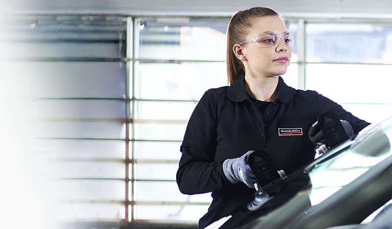 Une employé Speedy glass remplace un pare-brise