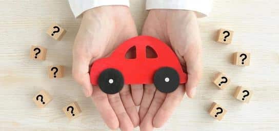 mains Des mains qui tiennent une voiture