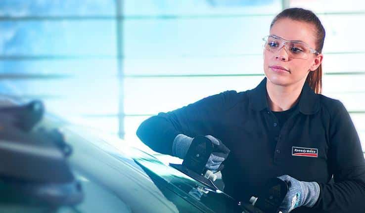 Remplacement de pare-brise par un technicien Speedy Glass