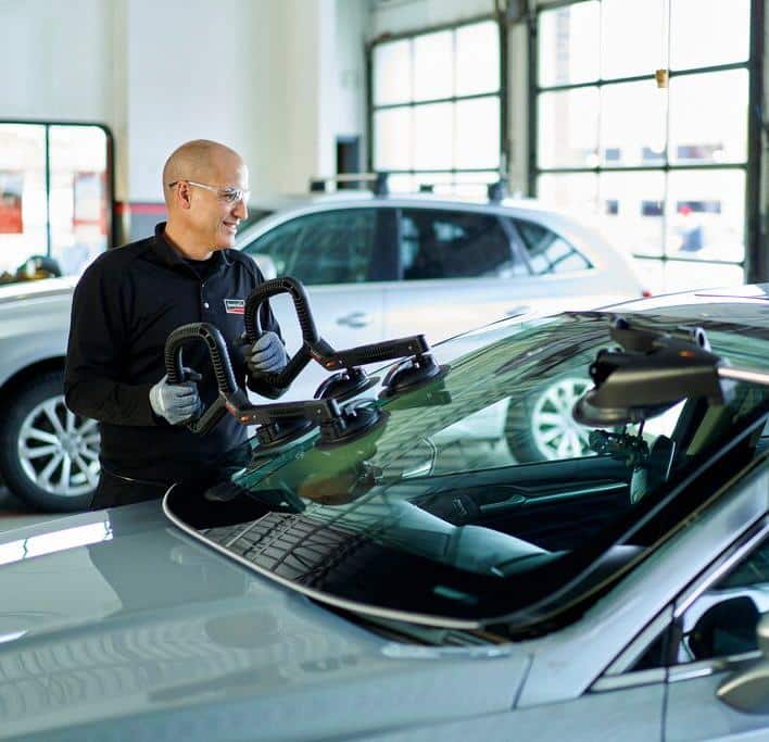 SG-replacement Windshield replacement by a technician